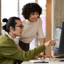 Un homme et une femme créant ensemble une application sur un ordinateur.